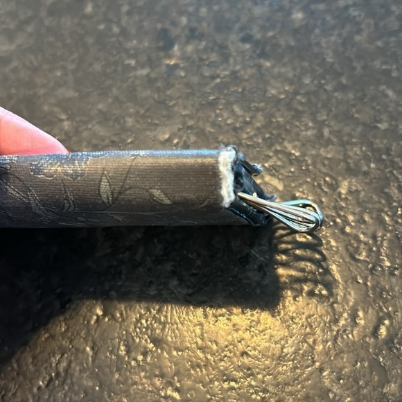 Vintage Gucci 6 key holder accessory navy blue with lotus floral print goldtone. - Picture 11 of 13